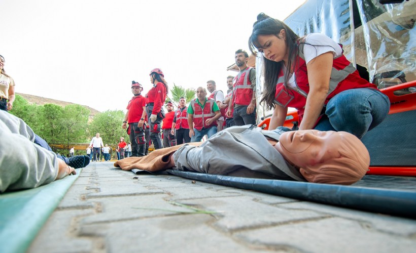 Karşıyaka Belediyesi personeline deprem tahliye tatbikatı
