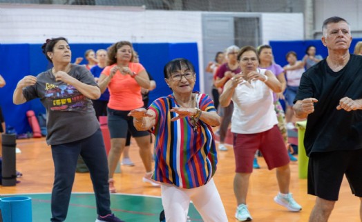 Karşıyaka'da spor salonlarında ücretsiz sabah aktiviteleri başladı