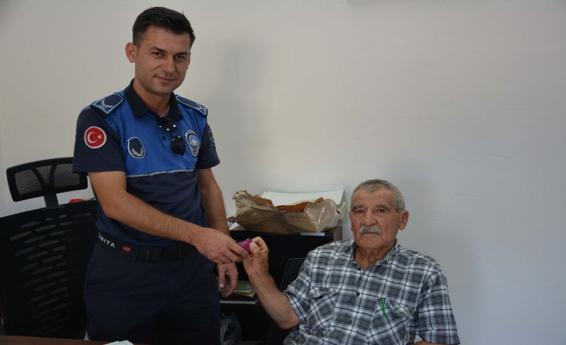 Kıbrıs gazisi bulduğu poşet içindeki altınları zabıtaya teslim etti
