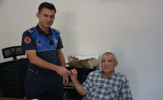 Kıbrıs gazisi bulduğu poşet içindeki altınları zabıtaya teslim etti