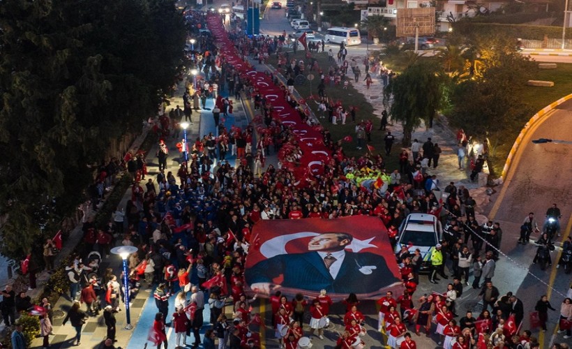 Kuşadası'nda 250 metre uzunluğunda Türk bayrağı taşındı