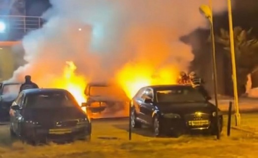 Kuşadası’nda 2 otomobil kundaklandı