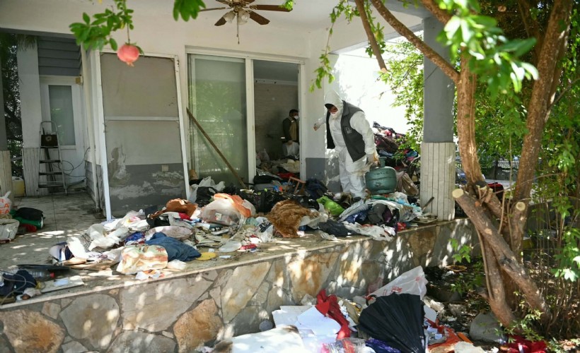 Kuşadası'nda 3 katlı evden 6 kamyon çöp çıktı