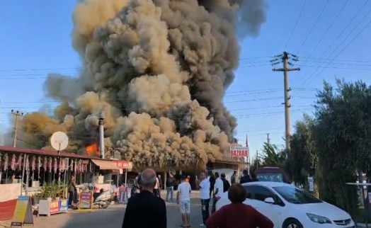 Kuşadası'nda korkutan yangın: Pazarda çok sayıda iş yeri zarar gördü