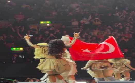 Manifest'in İngiltere konseri olay oldu: Sahnede Türk bayrağı açtılar