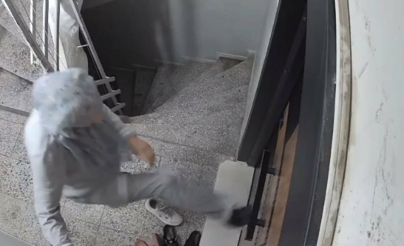 Matkapla komşusunun kapısına zarar veren kadın, yeni kapıyı da tekmeledi