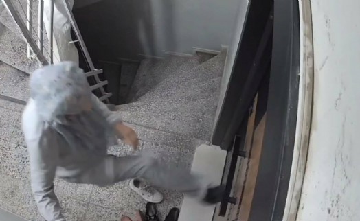 Matkapla komşusunun kapısına zarar veren kadın, yeni kapıyı da tekmeledi
