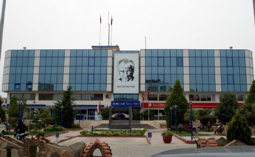 Menderes Belediyesi'nin Sayıştay raporunda kira gelirleri mercek altında: Milyonlarca lira tahsil edilemedi!