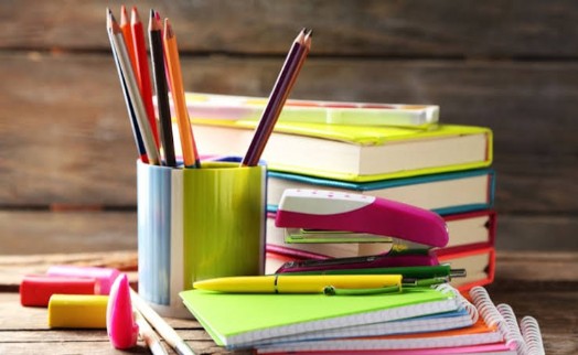 Menderes Belediyesi'nden öğrencilere kırtasiye desteği