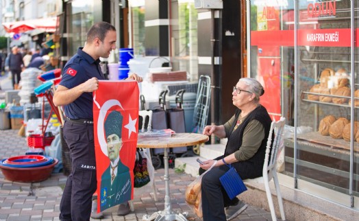 Narlıdere Belediyesi’nden Cumhuriyet Bayramı öncesinde esnafa bayrak dağıtımı