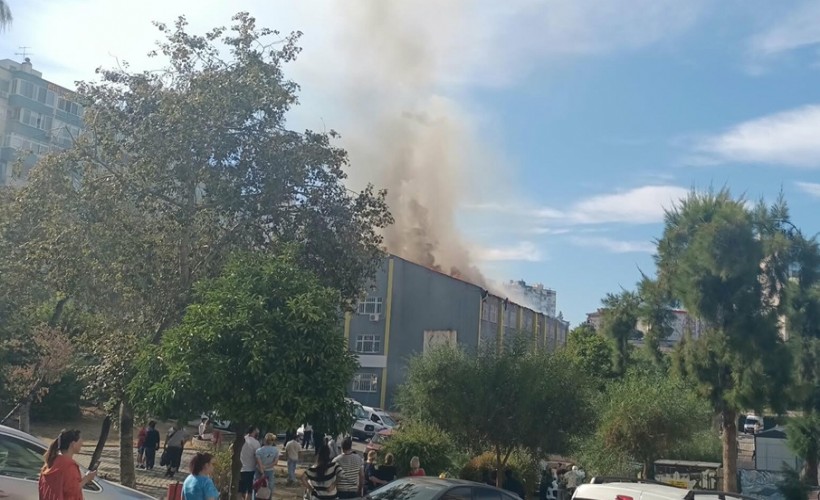 Okulun çatısında çıkan yangın kontrol altına alındı