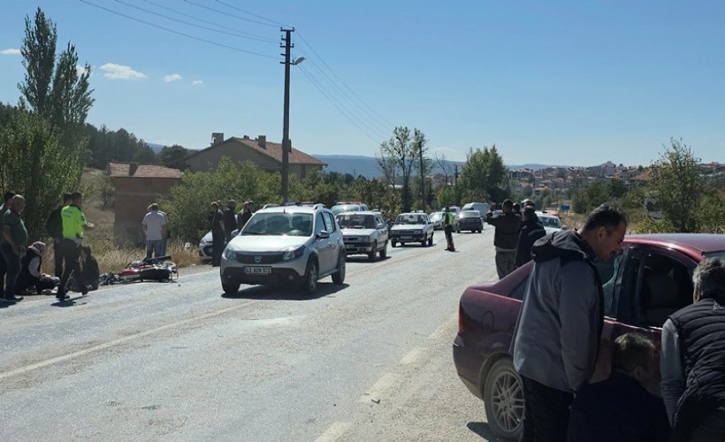 Otomobil ve motosiklet çarpıştı; 1 ölü, 2 yaralı