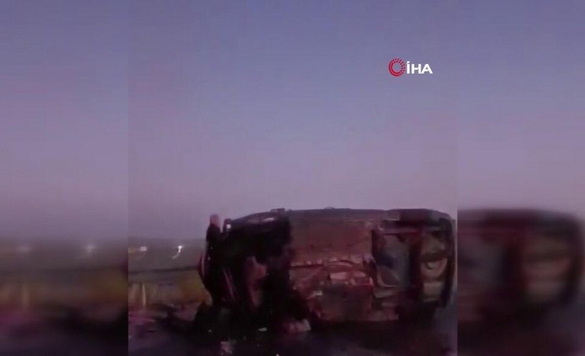 Otomobiller kafa kafaya çarpıştı: 3 ölü, 4 yaralı