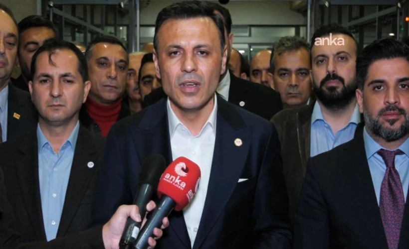 Özgür Çelik Eyüpsultan Belediyesi'nin önünden seslendi: Fon vurgunu yapanlar sokakta dolaşırken...
