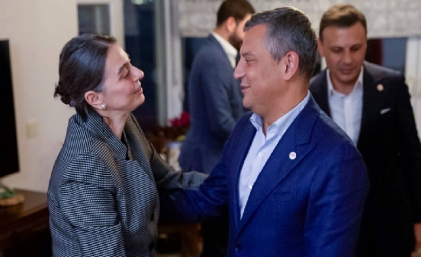 Özgür Özel, Sinem Dedetaş'ı ziyaret etti: 'Sinem Başkanı ev hapsinde tutmak Üsküdar'a kafa tutmaktır'