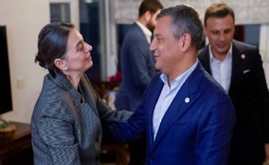 Özgür Özel, Sinem Dedetaş'ı ziyaret etti: 'Sinem Başkanı ev hapsinde tutmak Üsküdar'a kafa tutmaktır'