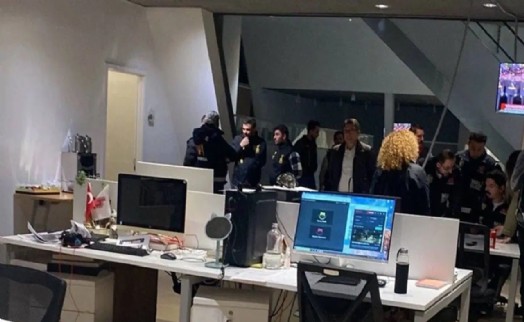 Siyasilerden ve gazetecilerden Halk TV'ye kayyım tepkisi: 'Basın özgürlüğü ayaklar altında'