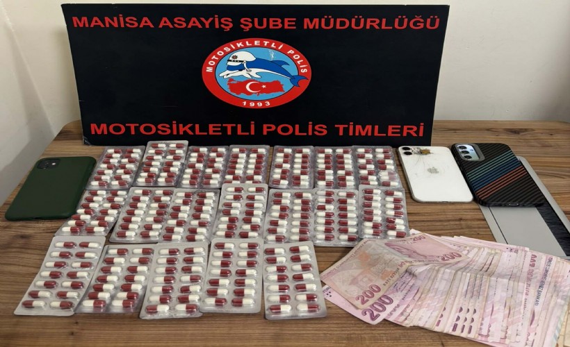 Şüphe üzerine durduruldular: Üzerlerinde 550 adet sentetik ecza çıktı