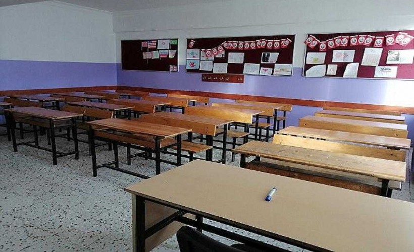 Tire'de okula balta ve bıçakla okula girdiler