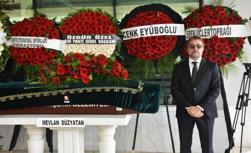 Ünlü oyuncu Engin Altan Düzyatan babasını İzmir'den son yolcuğuna uğurladı