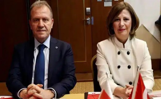 Vahap Seçer'den Ayşe Ünlüce'ye tebrik