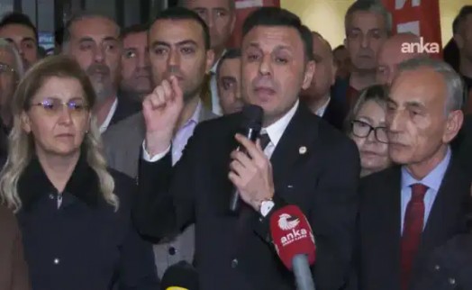 Yurttaşlar Bakırköy Belediyesi önünde! Özgür Çelik: 'Türkiye'nin gerçek gündemlerinin üzerine örtmek istiyorlar'