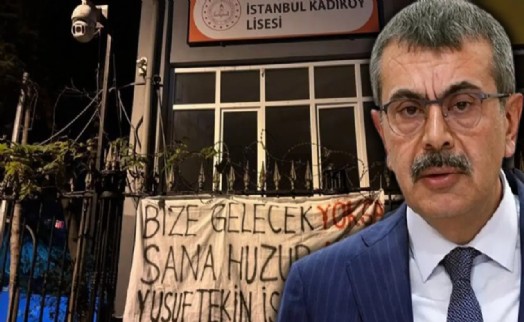 Yusuf Tekin'i protesto eden TİP'li 2 öğrenciye 'pankart' gözaltısı