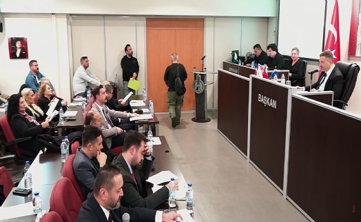 AK Parti'den Karşıyaka Meclisi'nde sert çıkış: 'Sosyal hizmetler gelir kapısına dönüştürülüyor!'