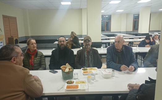 AK Partili Ünal, Çiğli Harmandalı Cemevi'nde canlarla lokma paylaştı