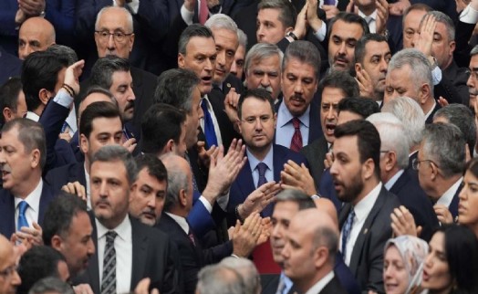 Akın Gürlek o çemberi profil resmi yaptı