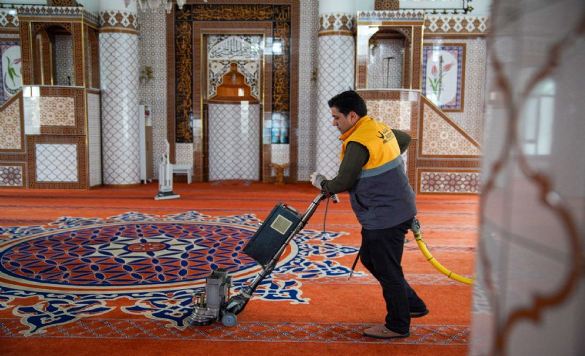 Aliağa'da Ramazan öncesi ibadethane temizliği