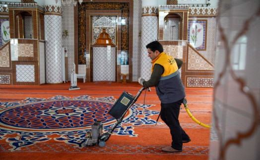 Aliağa'da Ramazan öncesi ibadethane temizliği