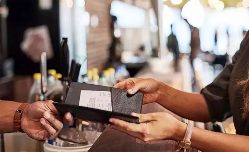 Bakanlık harekete geçti: Servis ve kuver ücretini menüye yansıtanlara inceleme