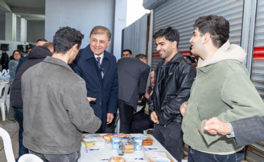 Başkan Tugay binlerce Bucalıyla ramazan sofrasında buluştu