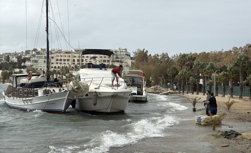 Bodrum’da fırtına; tekneler karaya oturdu, feribot seferi iptal edildi