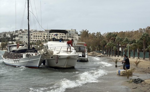 Bodrum'da fırtına; tekneler karaya oturdu, feribot seferi iptal edildi
