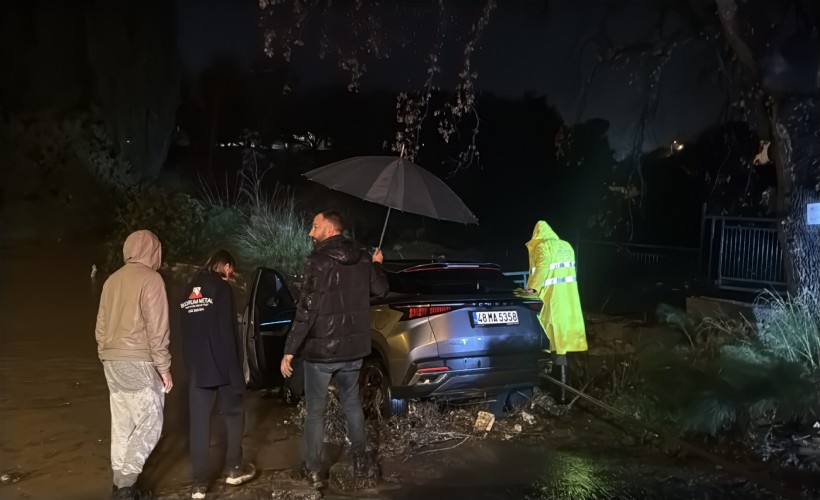 Bodrum’da sağanak; araç dereye kapıldı, evleri su bastı
