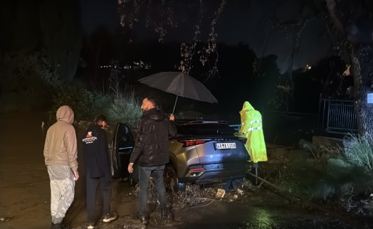 Bodrum'da sağanak; araç dereye kapıldı, evleri su bastı