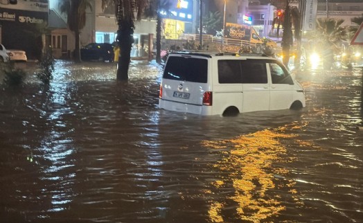 Bodrum'da sağanak yaşamı olumsuz etkiledi; yollar trafiğe kapandı
