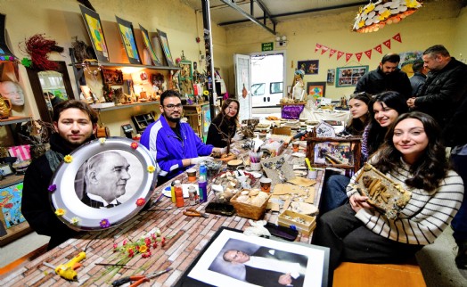 Bornova'da gençler atıkları sanata dönüştürdü