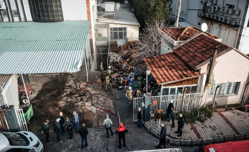 Bornova’daki fabrika yangını ekiplerin yoğun çabasıyla söndürüldü!