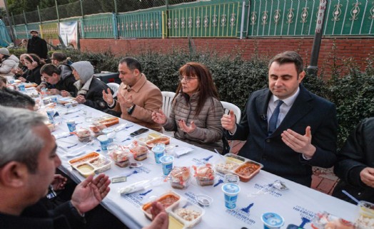 Büyükşehir iftar sofrasını bu kez Karşıyaka'da kurdu