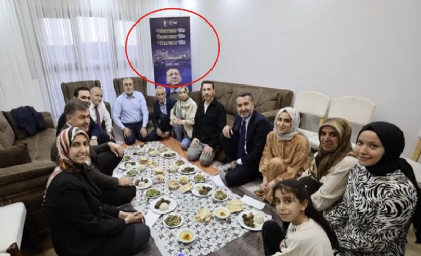 Çalışma Bakanı Işıkhan'ın 'Erdoğan' posterli iftar ziyareti... CHP'den tepki: 'İftar görüntülerinin en palavrası'