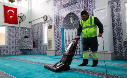 Çeşme'den Ramazan öncesi camilerde kapsamlı temizlik