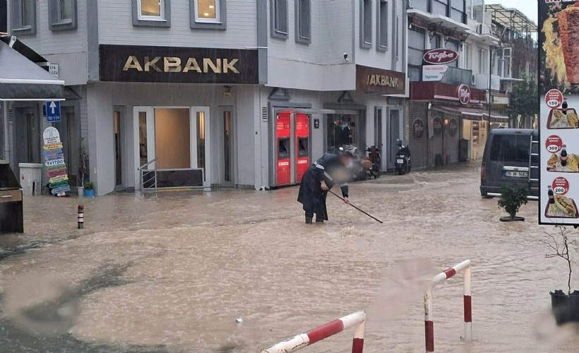 Çeşme'yi sağanak vurdu: Yollar göle döndü!