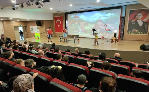 Çiğli'de minikler mikroplara karşı sahneye çıktı