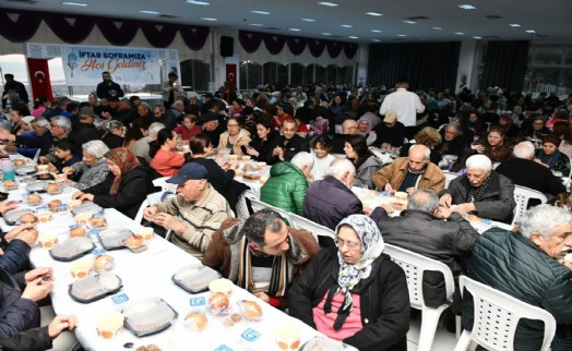Çiğli'de iftar sofraları kuruluyor