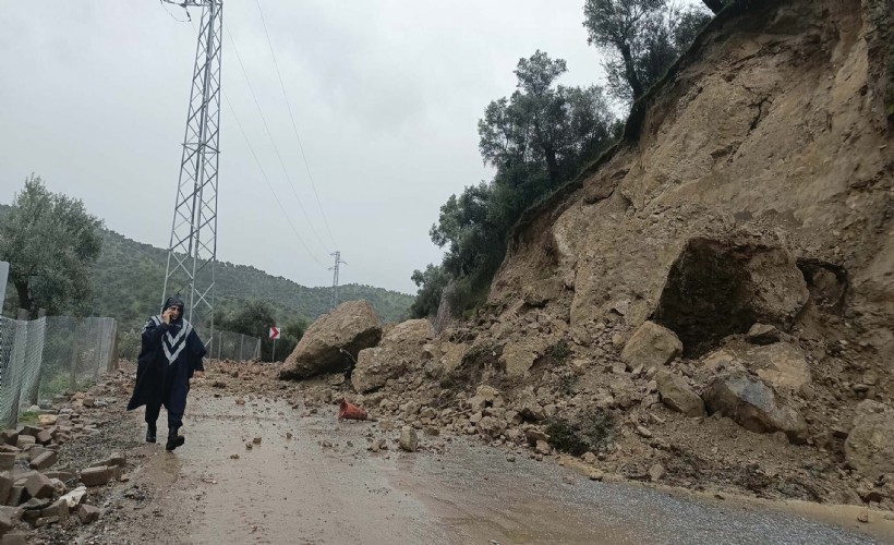 Dağdan kopan kayalar, kara yolunu kapadı
