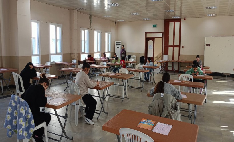 Efes Selçuk'ta sınav salonundaki öğrencileri destek!