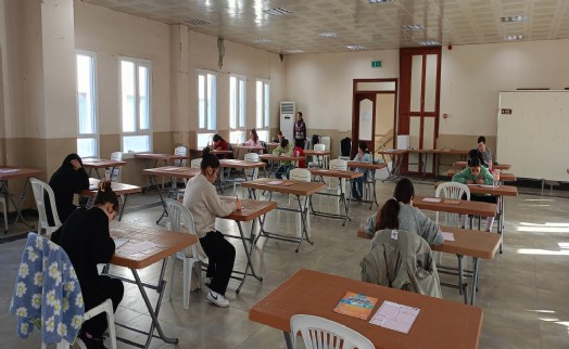 Efes Selçuk'ta sınav salonundaki öğrencileri destek!